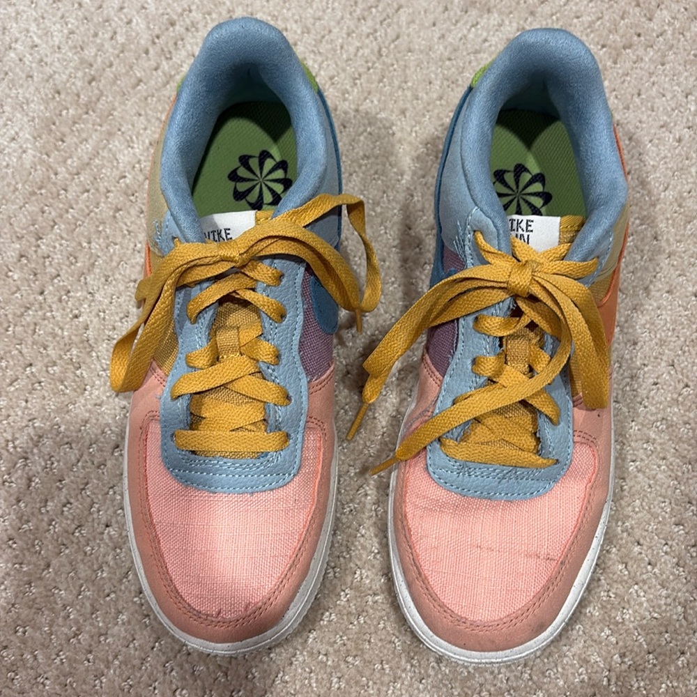 Nike Sun Club Air tennis shoes size is 6 1/2 Y